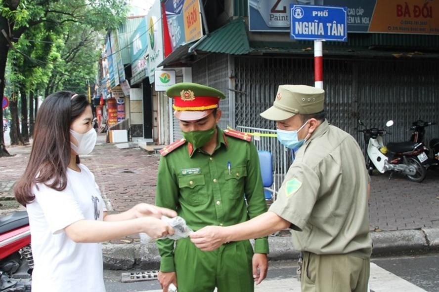 Lực lượng chức năng phường Nghĩa Tân (quận Cầu Giấy) tuyên truyền về việc đảm bảo trật tự an toàn giao thông - trật tự đô thị cho người dân.