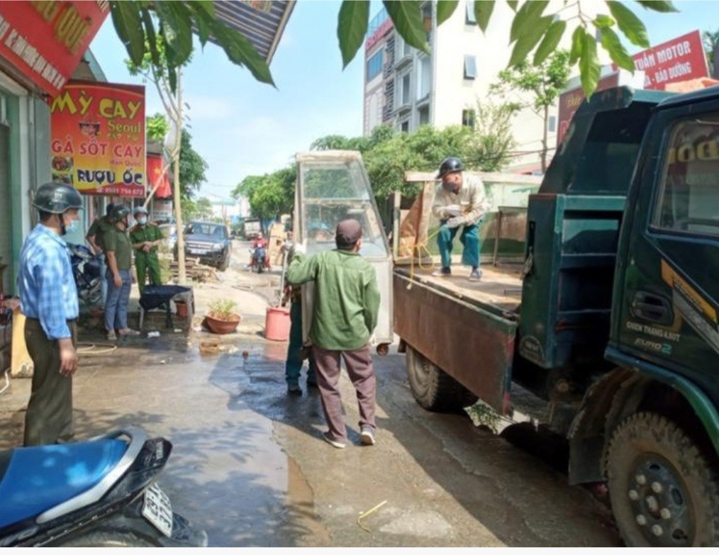 Lực lượng chức năng tại Hoài Đức xử lý một trường hợp vi phạm về trật tự đô thị