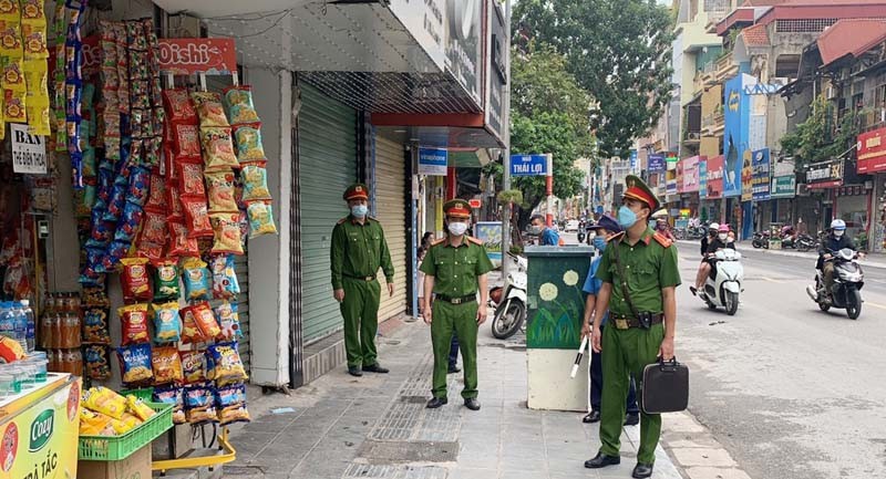 Công an quận Hai Bà Trưng - cơ quan thường trực Ban chỉ đạo 197 quận tuyên truyền cho các hộ kinh doanh trên phố Bạch Mai không được để hàng hóa trên vỉa hè.