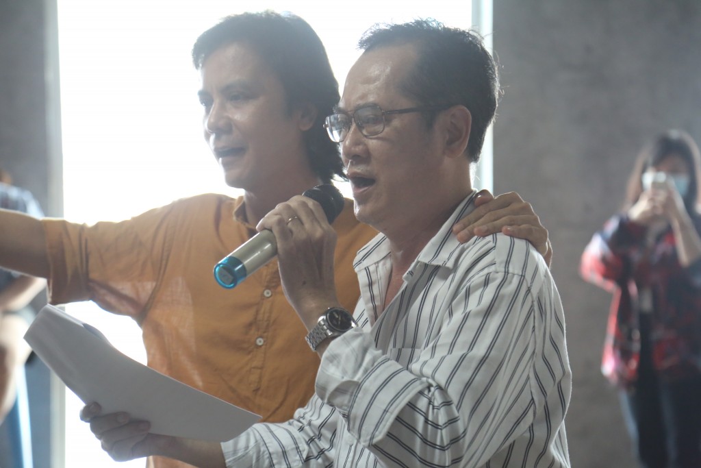 Nhạc sĩ Vũ Quốc Việt (áo vàng) hướng dẫn thí sinh tập luyện