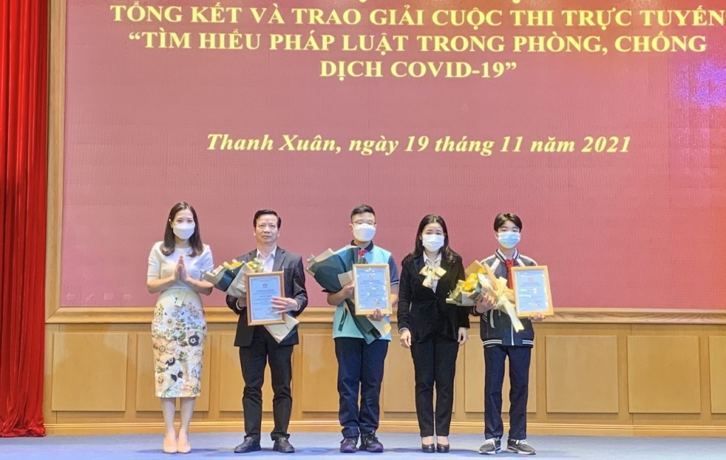 Lãnh đạo Quận Thanh Xuân trao giải cuộc thi tìm hiểu pháp luật trong phòng, chống dịch Covid-19 cho Nhất tập thể, giải Nhất và giải Nhì cá nhân đạt giải cuộc thi cấp TP