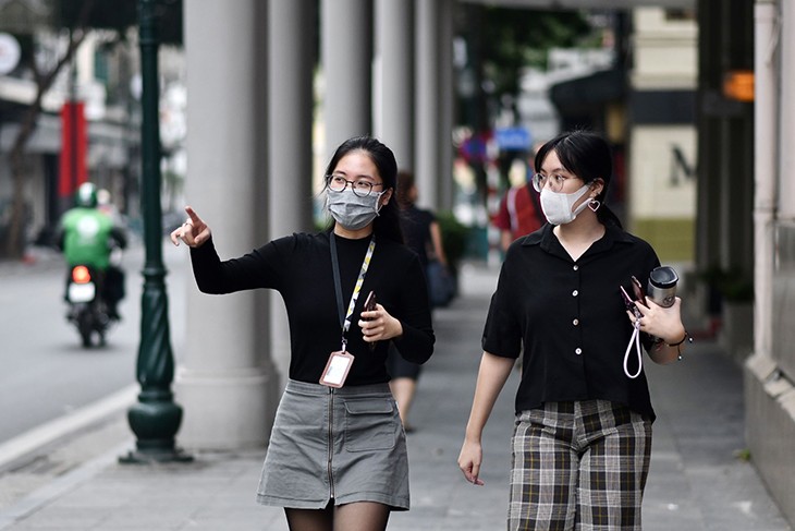 Người dân nên tạm bỏ bớt một số thói quen để đảm bảo an toàn hơn trong mùa dịch bệnh (Ảnh minh họa)