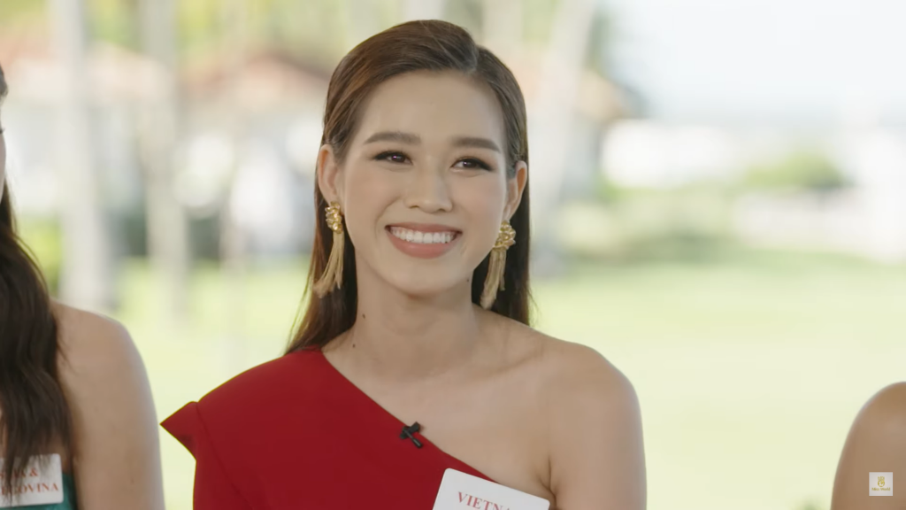 Đỗ Hà đầy tự tin khi đối đáp cùng đương kim Miss World 2019 Toni-Ann Singh