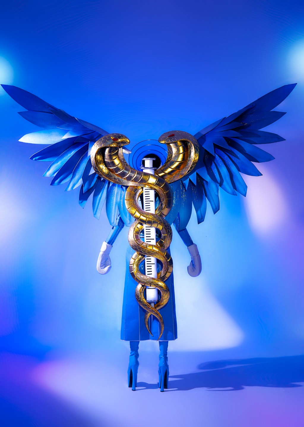 Thùy Tiên hé lộ quốc phục ngợi ca các “thiên thần áo xanh” trong mùa dịch