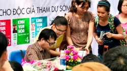 Nhà văn Nguyễn Nhật Ánh kí tặng độc giả tại Hà Nội, kỉ niệm 25 năm 