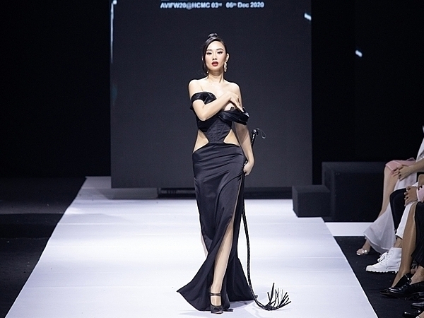 Hoa hậu Hương Trà và sự cố lộ ngực đáng tiếc