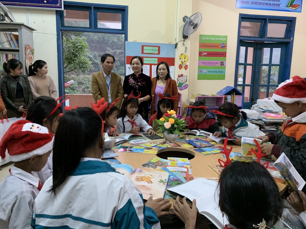 Hoạt động ý nghĩa của Chương trình “Cùng bạn đọc sách - Nâng tầm trí tuệ Việt” dành cho bạn đọc, giáo viên và học sinh  ở Quảng Trị