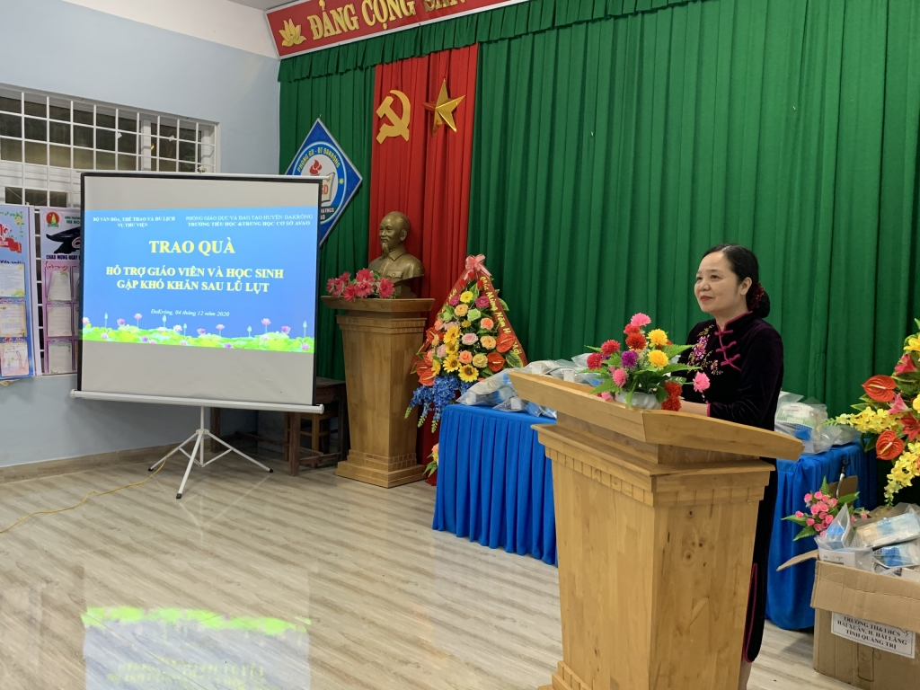 TS Vũ Dương Thúy Ngà và đoàn công tác trao tặng quà Trường TH&THCS A Vao, huyện Đakrông và Trường TH&THCS Hải Xuân, huyện Hải Lăng