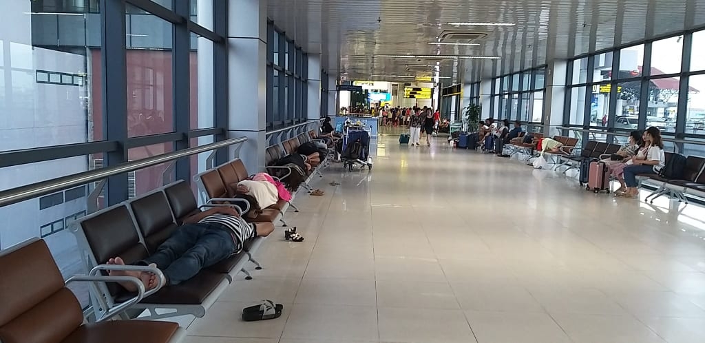 Những ngày phòng, chống dịch Covid-19, việc ngủ tại sân bay như thế này càng nên hạn chế