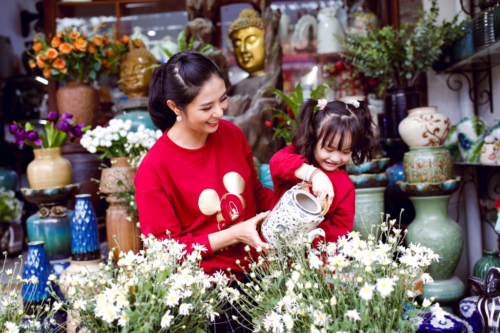 Ngọc Hân mặc áo đôi, cùng con gái Hồng Quế đi làm gốm