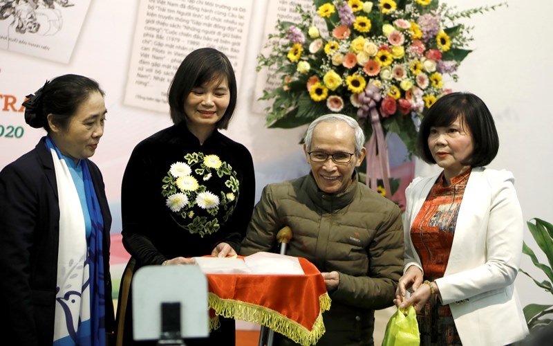 Cựu chiến binh, thương binh, cựu tù binh Phú Quốc Ngô Chính Chữ trao tặng kỷ vật của mình cho Bảo tàng Phụ nữ Việt Nam