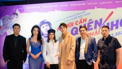 Charlie Nguyễn và Đỗ Đức Thịnh cùng dàn diễn viên "Người cần quên phải nhớ" ra mắt phim Giáng sinh tại Hà Nội