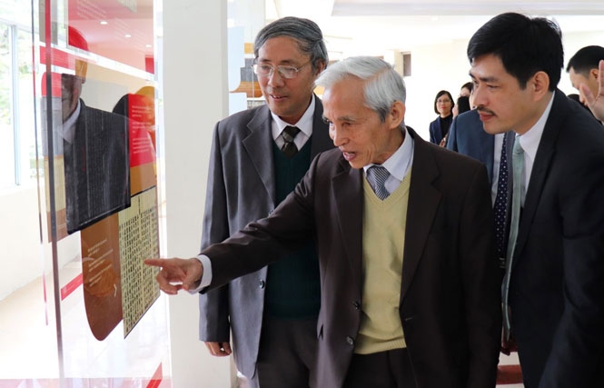 Các đại biểu xem khu trưng bày tài liệu lưu trữ “Quốc hiệu và Kinh đô nước Việt trong tài liệu lưu trữ”.