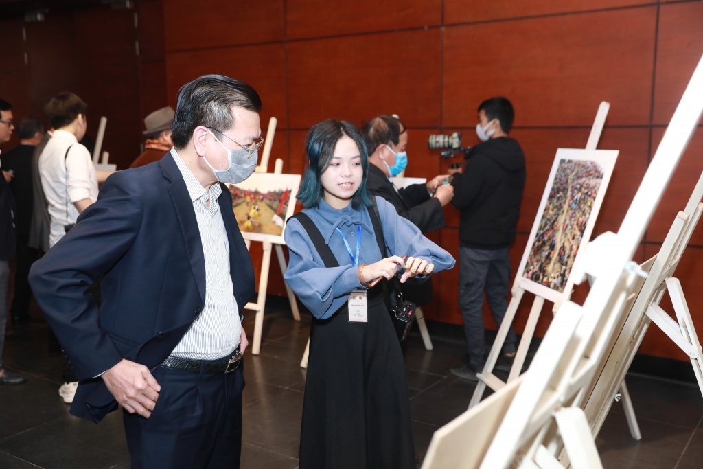 Khán giả tham quan không gian trưng bày “Nghi lễ và trò chơi kéo co”.