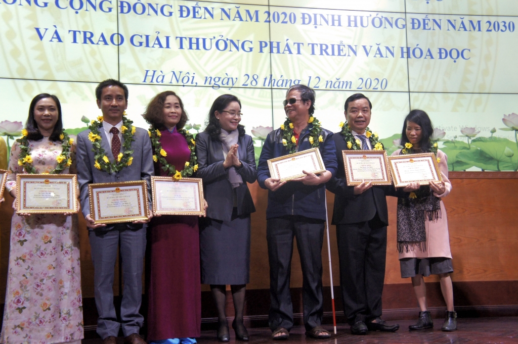 Ông Nguyễn Văn Phước )thứ hai từ trái sang) nhận giải thưởng phát triển Văn hóa đọc