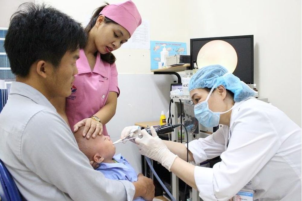 PGS. TS Nguyễn Thị Hoài An khám cho bệnh nhân