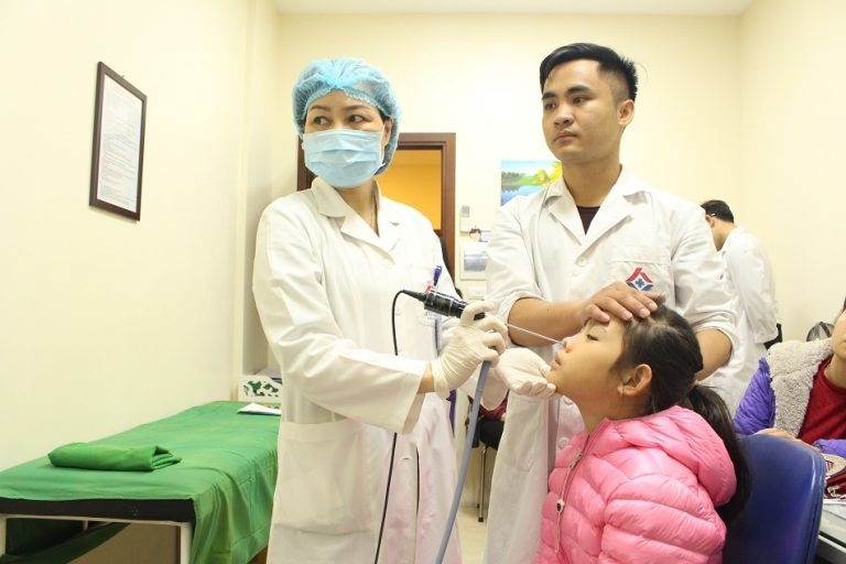 PGS. TS Nguyễn Thị Hoài An khám và tư vấn cho bệnh nhân