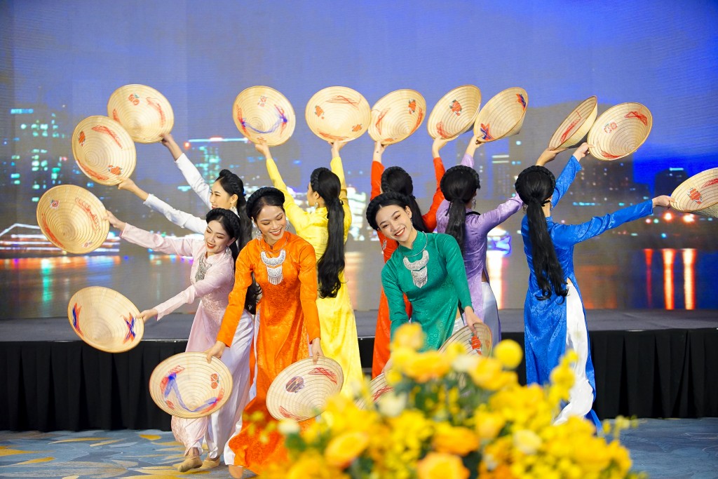 Chương trình nghệ thuật “Dòng chảy bất tận – The Eternal Flow” nhằm giới thiệu với thế giới một Việt Nam với nền văn hóa phong phú, đậm đà bản sắc dân tộc