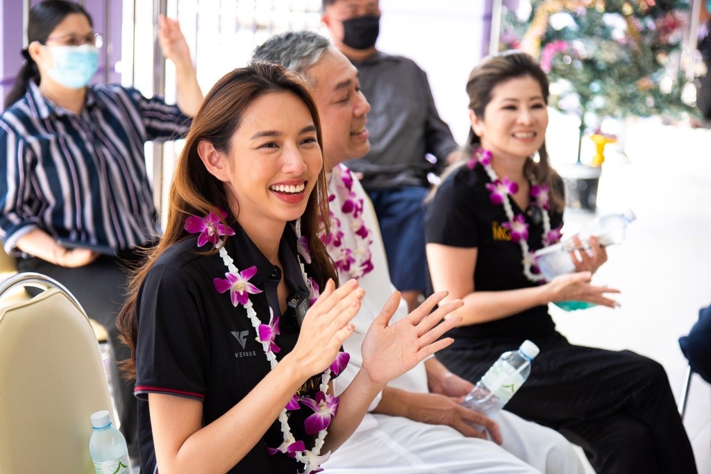 Hoa hậu Thùy Tiên trong chuyến từ thiện đầu tiên tại Thái Lan