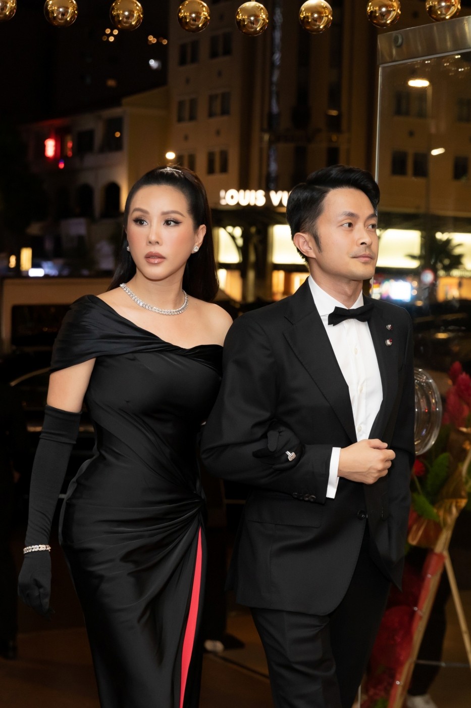 Hoa hậu Thu Hoài và chồng là doanh nhân Tống Trí đến dự sự kiện của NTK Công Trí tại TP. Hồ Chí Minh