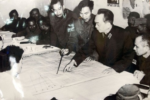 Đại tướng Võ Nguyên Giáp nghe báo cáo các phương án của Bộ tư lệnh quân chủng Phòng không - Không quân đánh B- 52, năm 1972 (Ảnh tư liệu)