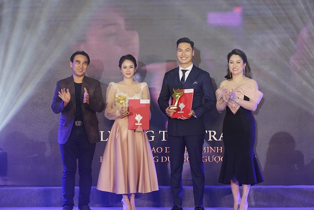 Lương Thu Trang, Mạnh Trường (đứng giữa) nhận giải 