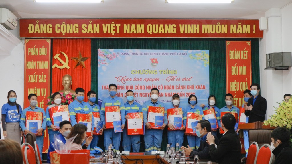 Quà Tết của Đoàn gửi tặng công nhân vệ sinh môi trường Quà Tết của Đoàn gửi tặng công nhân vệ sinh môi trường