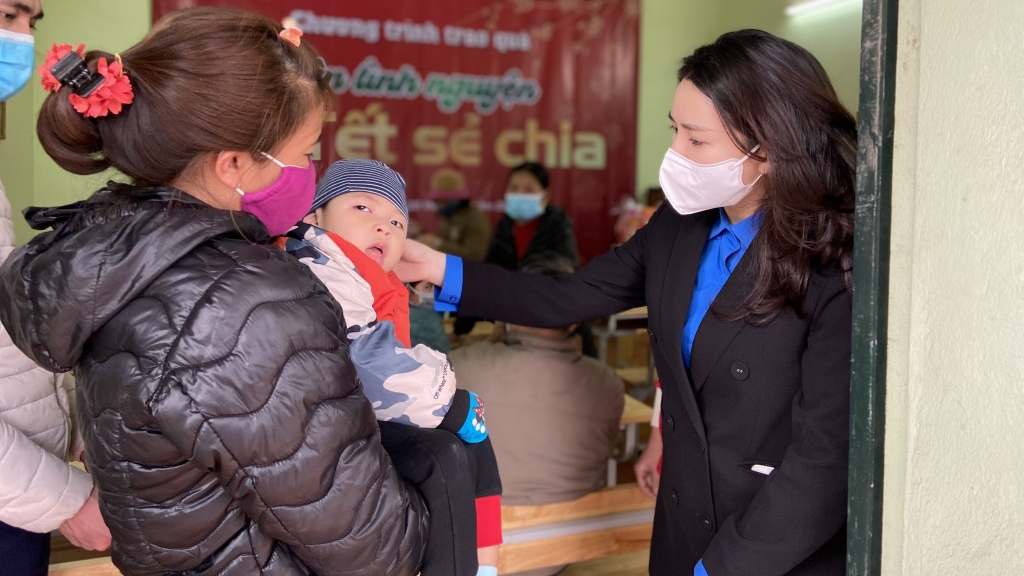 Nhiều phần quà ý nghĩa từ “Xuân tình nguyện - Tết sẻ chia” dành tặng thiếu nhi có hoàn cảnh khó khăn