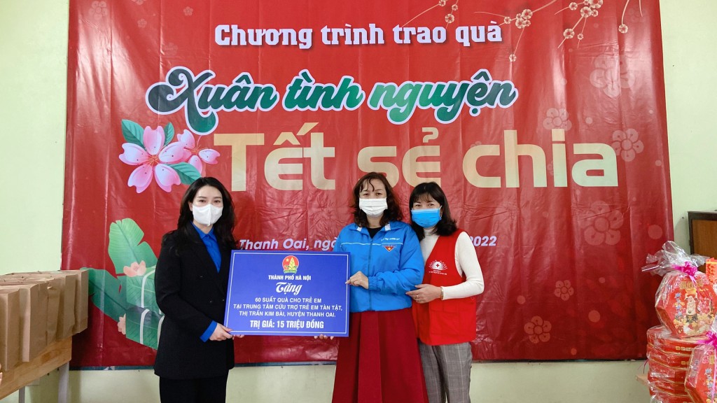 Nhiều phần quà ý nghĩa từ “Xuân tình nguyện - Tết sẻ chia” dành tặng thiếu nhi có hoàn cảnh khó khăn