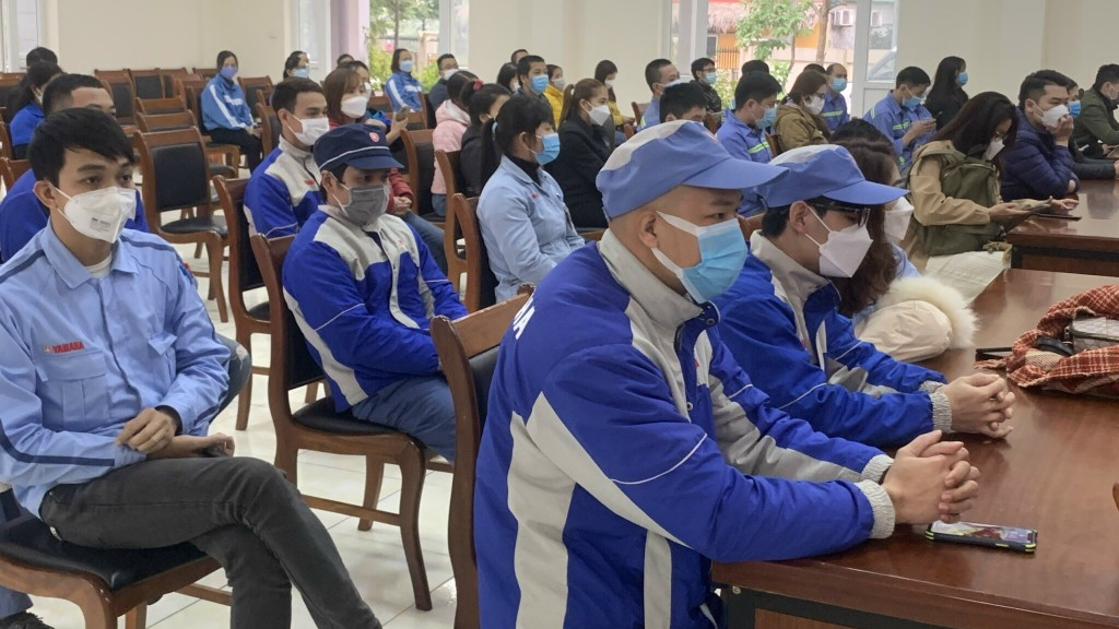 250 suất quà trao tặng công nhân có hoàn cảnh khó khăn nhân dịp Tết Nguyên đán 2022