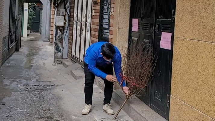 Thanh niên Tây Hồ mang không khí Tết đến với các F0, F1