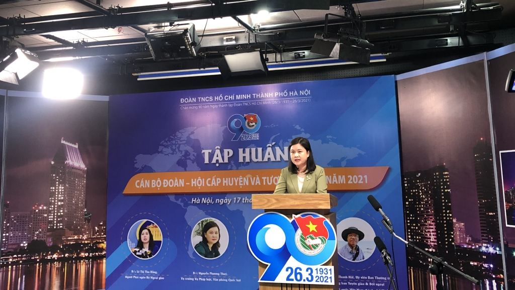 Đồng chí Nguyễn Phương Thuỷ, Vụ trưởng vụ Pháp luật, Văn phòng Quốc hội trao đổi chuyên đề 02 tại chương trình