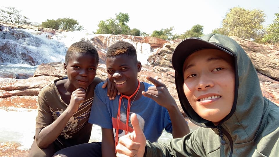 Vlogger Quang Linh cùng những người dân Angola