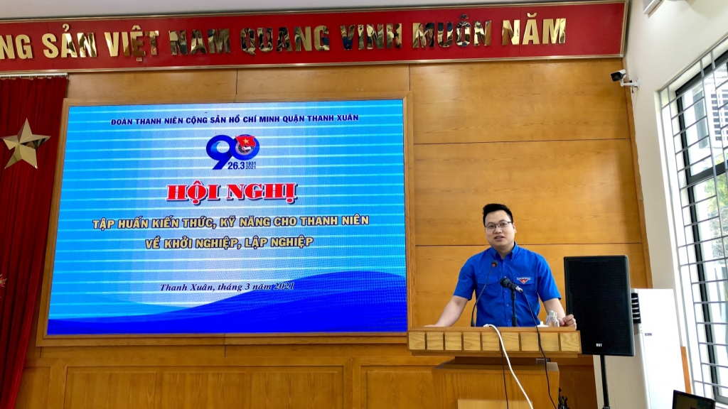 Đồng chí Trần Quang Hưng, Phó Bí thư Thành đoàn Hà Nội trao đổi với đoàn viên, thanh niên