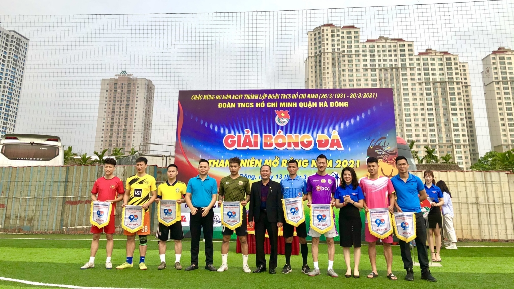 Các thành viên Ban Tổ chức trao cờ lưu niệm tới các đội tham dự Các thành viên Ban Tổ chức trao cờ lưu niệm tới các đội tham dự