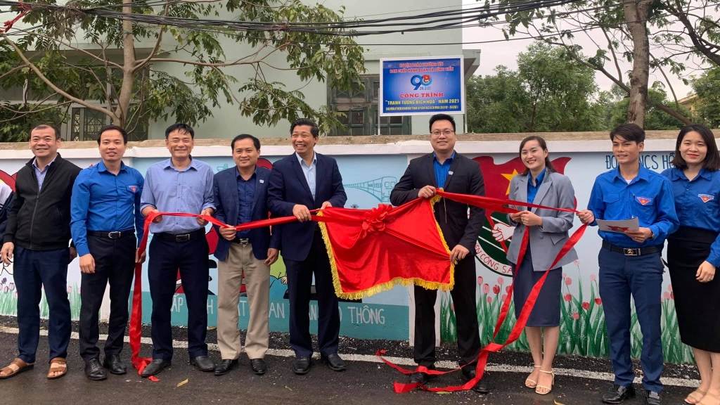 Đồng chí Trần Quang Hưng, Phó Bí thư thành đoàn Hà Nội tham dự lễ khánh thành “Tranh tường bích họa” tại xã Dũng Tiến, huyện Thường Tín, Hà Nội