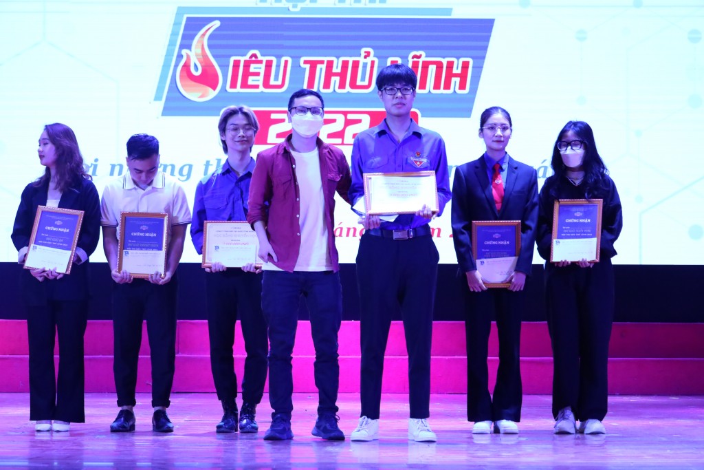 Bùng nổ đêm Chung kết cuộc thi “Siêu thủ lĩnh” trường Đoàn mùa 2 Bùng nổ đêm Chung kết cuộc thi “Siêu thủ lĩnh” trường Đoàn mùa 2