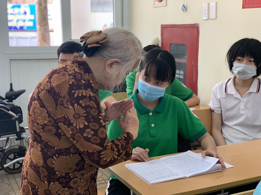 Với học sinh câm điếc, bà giáo luôn có các phương pháp đặc biệt