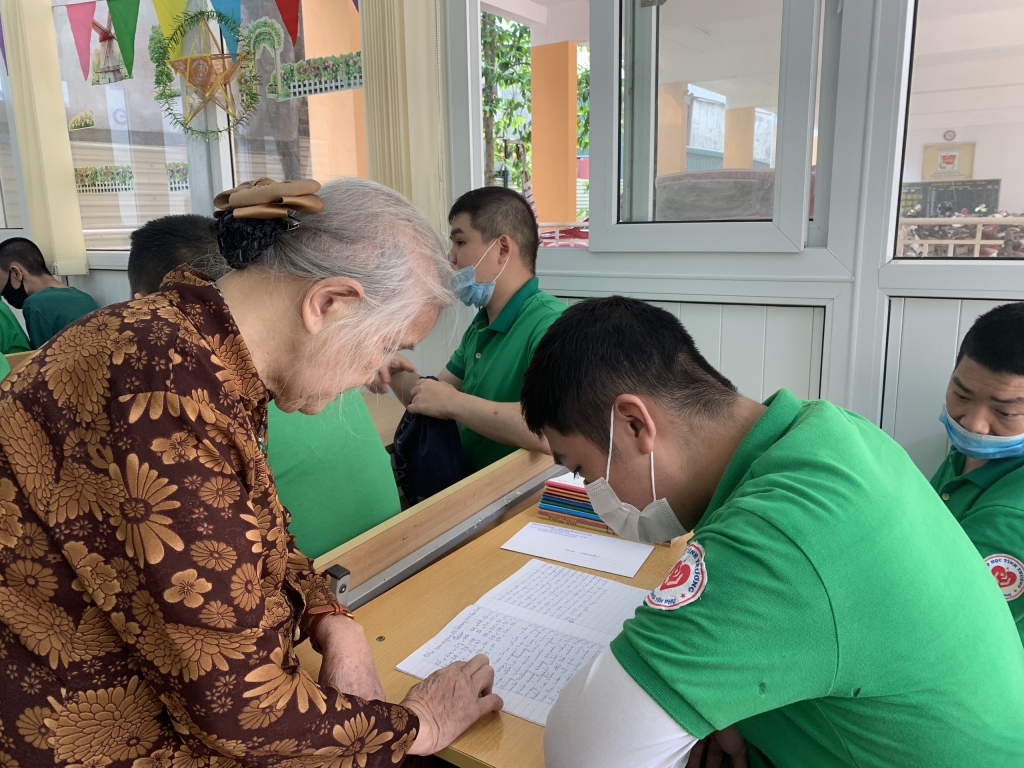 Mỗi học sinh khuyết tật có một hoàn cảnh khác nhau nhưng đều được bà yêu thương, uốn nắn