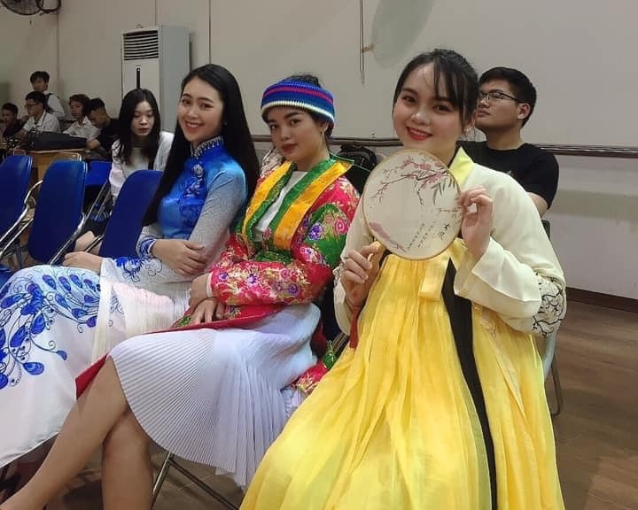 Trang phục của các nước được giới thiệu tại Lễ hội sắc màu văn hóa