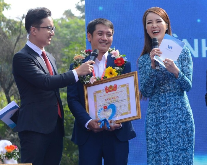 Thầy Nguyễn Trần Vỹ là một trong 10 gương mặt vinh dự nhận Giải thưởng Tình nguyện Quốc gia 2020
