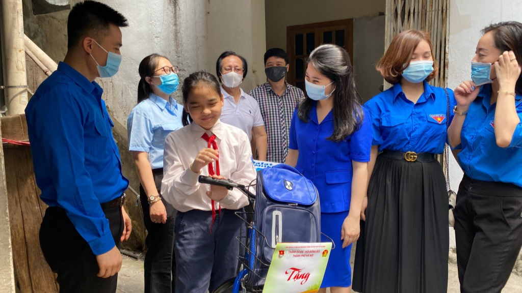 Đoàn tới thăm và tặng quà em Nguyễn Thu Trang, học sinh trường THCS Thanh Quan Đoàn tới thăm và tặng quà em Nguyễn Thu Trang, học sinh trường THCS Thanh Quan