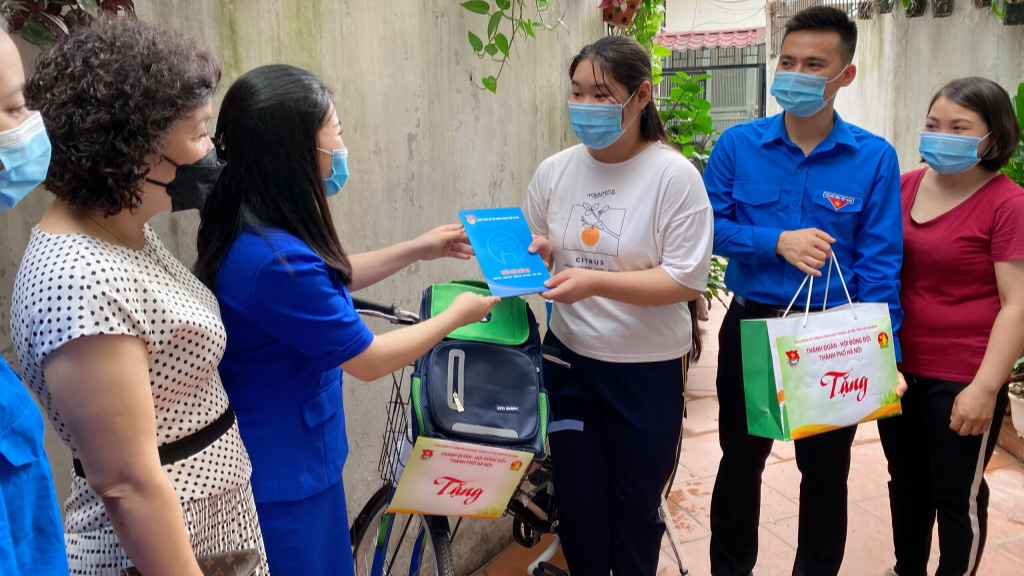 Đoàn tới thăm và tặng quà em Phạm Huyền Trang, học sinh trường THCS Nguyễn Du Đoàn tới thăm và tặng quà em Phạm Huyền Trang, học sinh trường THCS Nguyễn Du