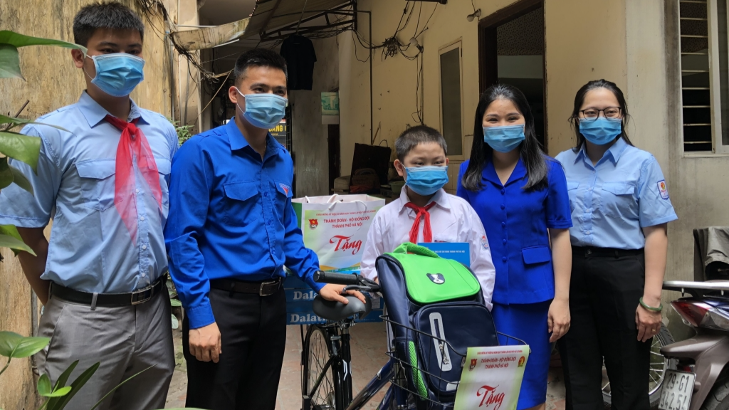 Đoàn tới thăm và tặng quà em Dương Gia Khánh , học sinh trường tiểu học Võ Thị Sáu Đoàn tới thăm và tặng quà em Dương Gia Khánh , học sinh trường tiểu học Võ Thị Sáu