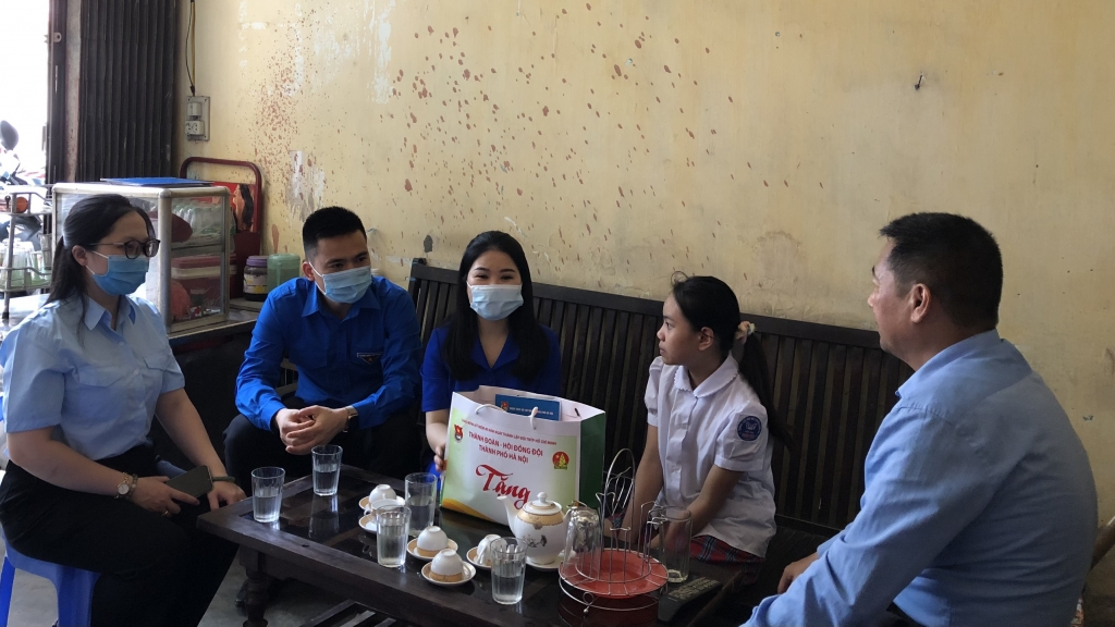 Đoàn tới thăm và tặng quà em Nguyễn Minh Anh, học sinh trường tiểu học Phúc Tân Đoàn tới thăm và tặng quà em Nguyễn Minh Anh, học sinh trường tiểu học Phúc Tân