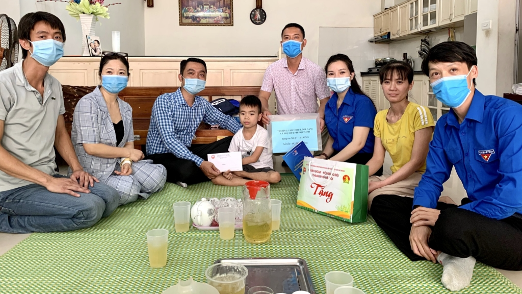Thường trực Thành đoàn tới thăm và động viên các em thiếu nhi có hoàn cảnh khó khăn tại quận Hoàng Mai Thường trực Thành đoàn tới thăm và động viên các em thiếu nhi có hoàn cảnh khó khăn tại quận Hoàng Mai
