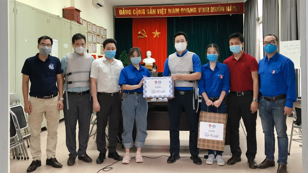 Thành đoàn Hà Nội thăm và tặng quà đội hình thanh niên tình nguyện số hỗ trợ phòng chống dịch Covid-19 của trường Đại học Bách Khoa Hà Nội Thành đoàn Hà Nội thăm và tặng quà đội hình thanh niên tình nguyện số hỗ trợ phòng chống dịch Covid-19 của trường Đại học Bách Khoa Hà Nội