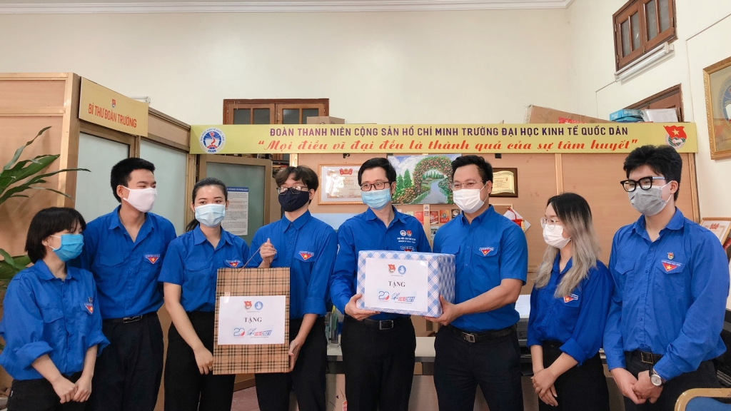 Thành đoàn Hà Nội thăm và tặng quà đội hình thanh niên tình nguyện số hỗ trợ Bộ Y tế truy vết bệnh nhân Covid-19 của trường Đại học Kinh tê Quốc dân Thành đoàn Hà Nội thăm và tặng quà đội hình thanh niên tình nguyện số hỗ trợ Bộ Y tế truy vết bệnh nhân Covid-19 của trường Đại học Kinh tê Quốc dân