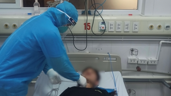 Bác sĩ Phạm Thanh Bằng đang điều trị cho bệnh nhân nhiễm Covid-19