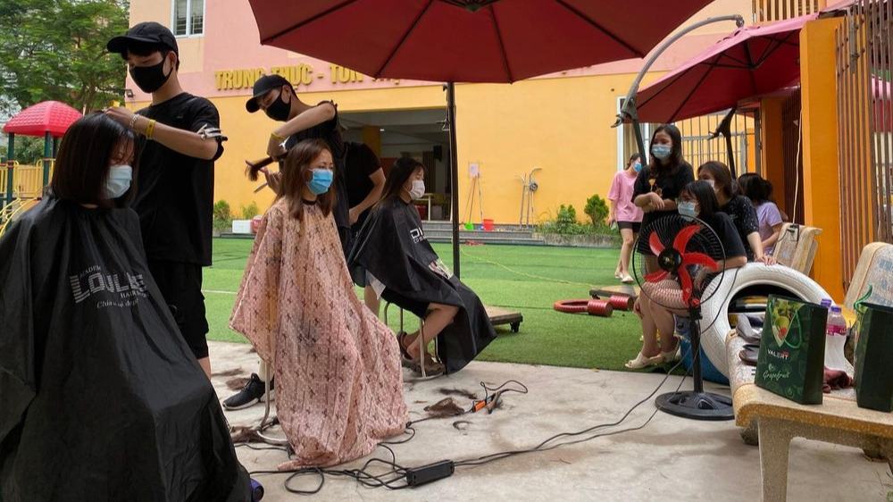 Tiệm cắt tóc miễn phí cho y bác sĩ tuyến đầu chống dịch tại Bắc Giang